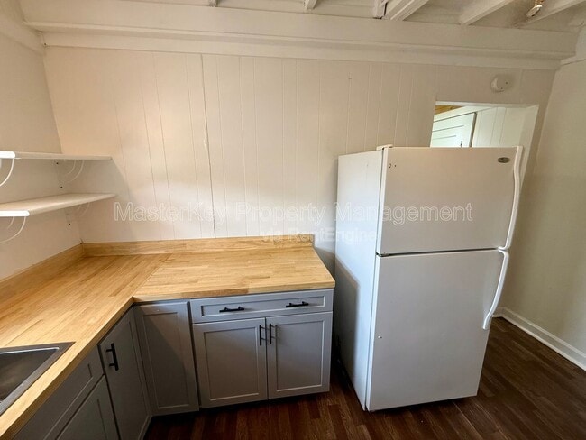 Photo - 302 Raynor St