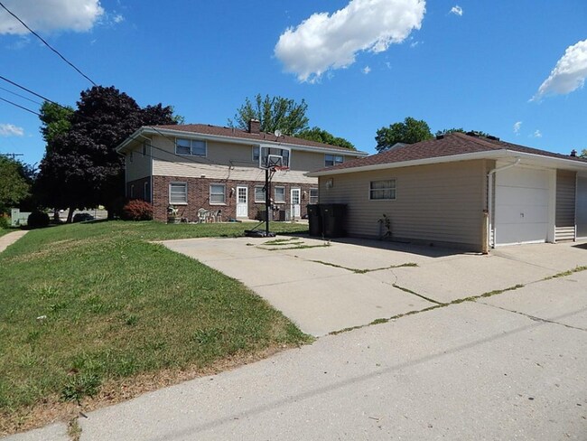 Photo - 10409 W Grant St