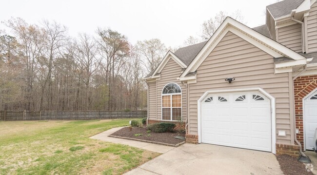 Building Photo - MOVE IN READY Townhome in the Heart of Suf...