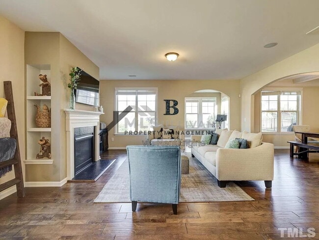 Photo - 207 Maple Walk St
