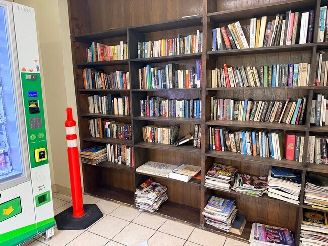 Photo - 1121 University Blvd W