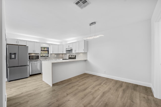 Photo - 2695 Albatross Rd N