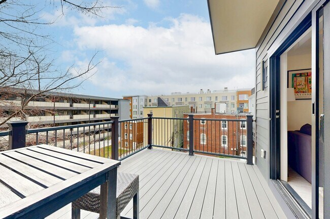Building Photo - 353 E 8th St Unit 353 E 8th St - 3 Boston, MA 02127