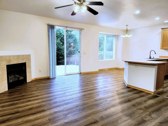 Building Photo - Comfort Meets Convenience in This South Hi...