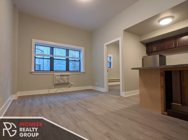 Building Photo - 1435 N Dearborn St Unit 1435-B4 Rental