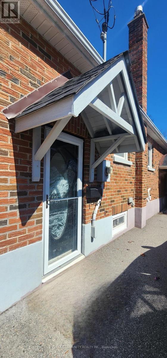 Photo - 859 Mary St N