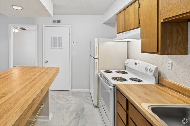 Jr. - 1BR, 1BA - 468SF - Kitchen