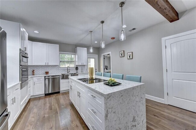 Photo - 663 Bryan St SE