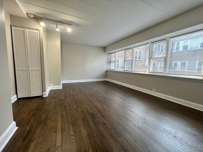 Photo - 6021 N Fairfield Ave Unit 2E