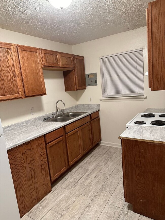 Photo - Spacious 2bedroom Townhome (500.00 off first full months rent ) Apply by 4/20/2026