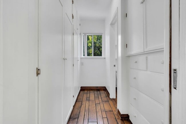 Photo - 332 N La Peer Dr Unit 1