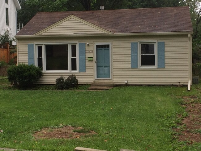 Photo - 1028 E Maxwell Ln