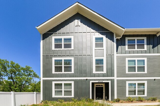 Building Photo - Beautiful 4BR 3.5BA Townhome w/ Full Appliance Kitchen Garage Parking in University