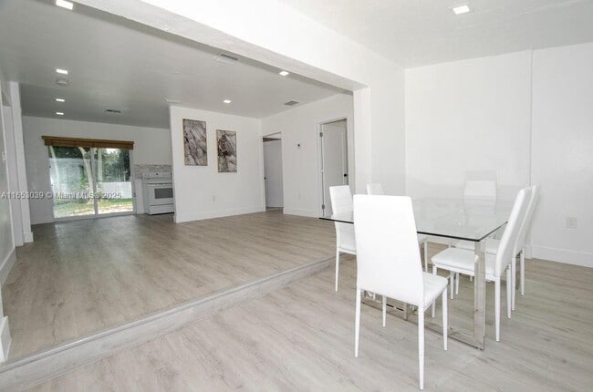 Photo - 935 NE 129th St