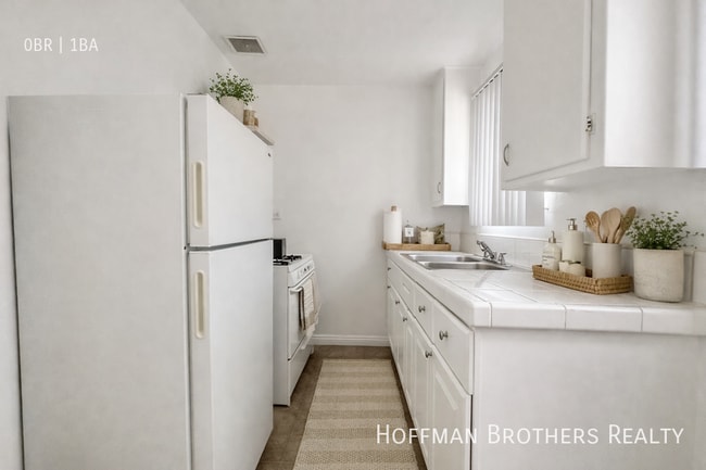 Building Photo - 1350 N Citrus Ave