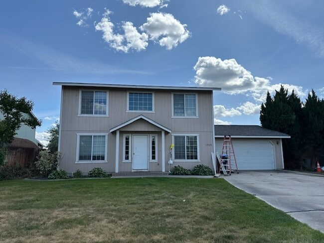 Building Photo - 3 Bedroom Home