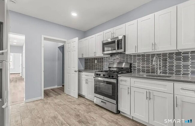 Building Photo - 1220 Pembroke St Unit 3L