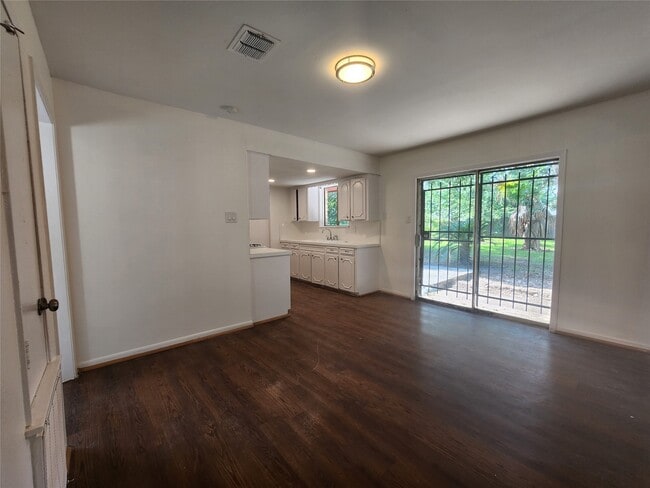 Photo - 1602 W Gulf Bank Rd House