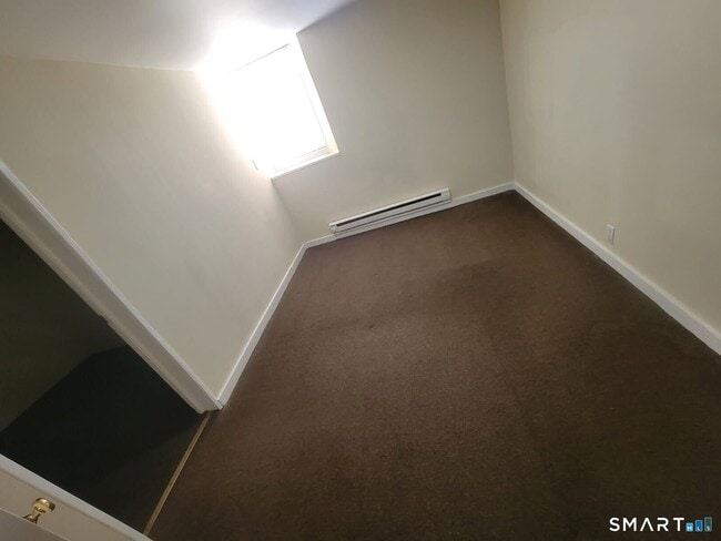 Photo - 20 Lounsbury Ave Unidad B