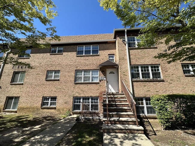 Building Photo - 2 bedroom, 1 bathroom Rental