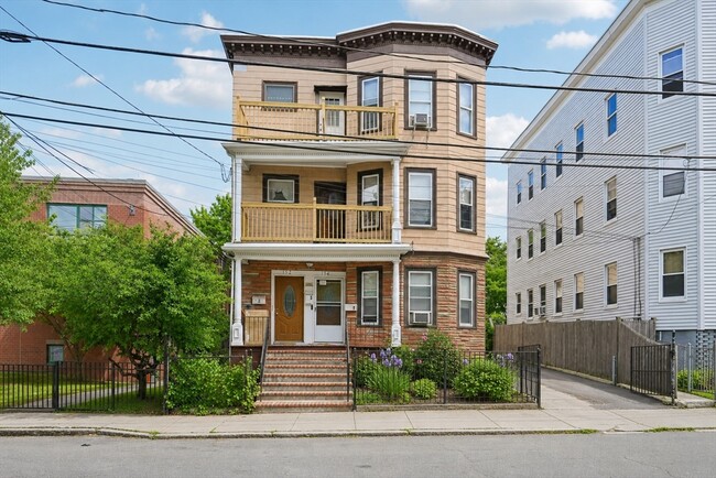 Building Photo - 154 Glen St Unit 2
