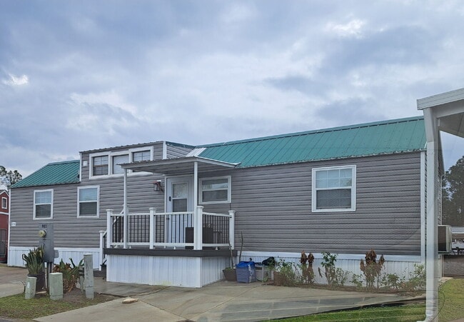 Building Photo - Nicely Redone 1/1 on Center Lake