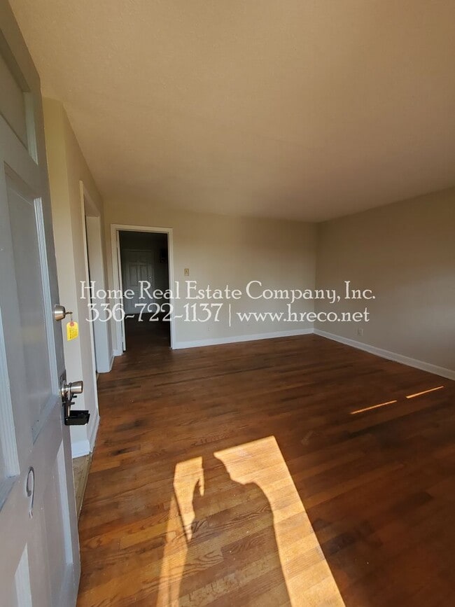 Photo - 4170 James St Unit 9