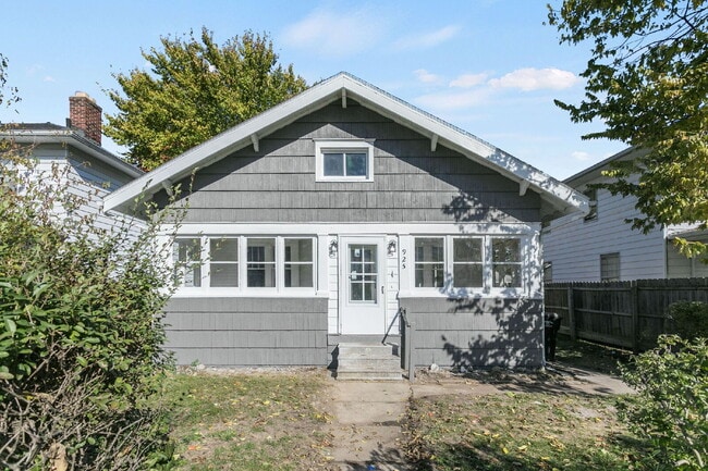 Building Photo - Renovated 4 bedroom/1bath available 11/2025.