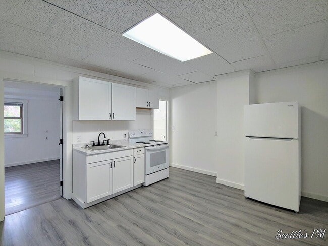Photo - Newly Remodeled 1bdrm in Convenient Eastlake Neighborhood with Washer\Dryer and Parking Unit 1