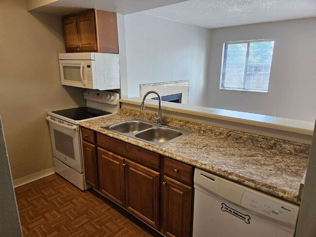 Spacious 3 Bedroom End Unit Townhome Close To Everything!