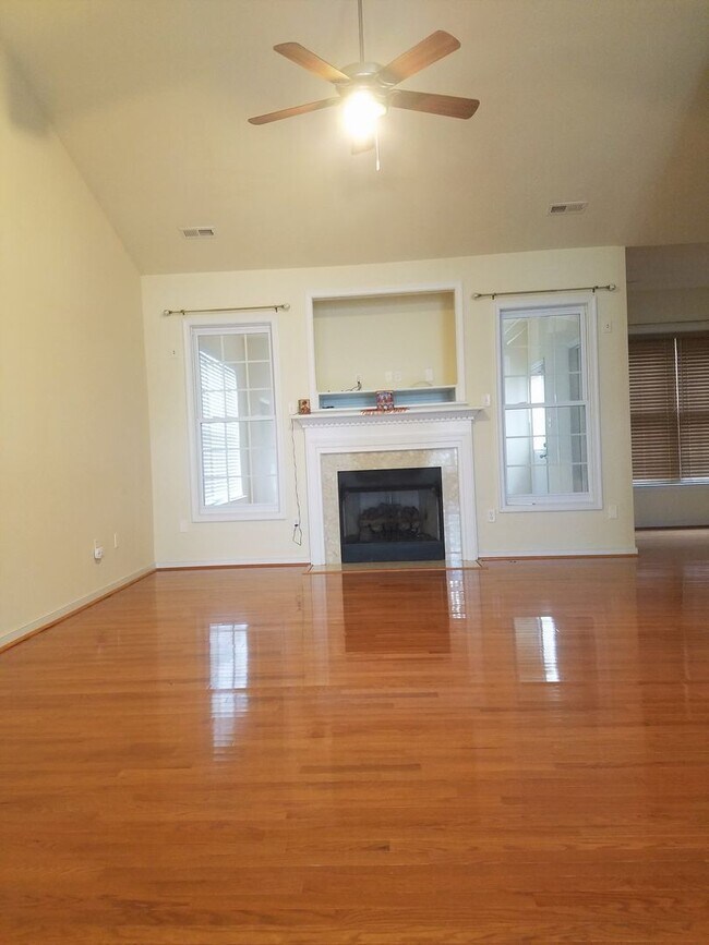Photo - Beautiful transitional 4 bedroom brick ran...