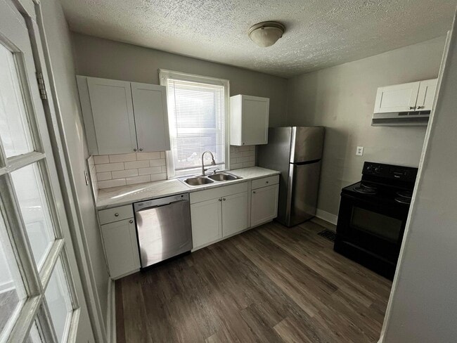 Photo - 556 Southwood Ave