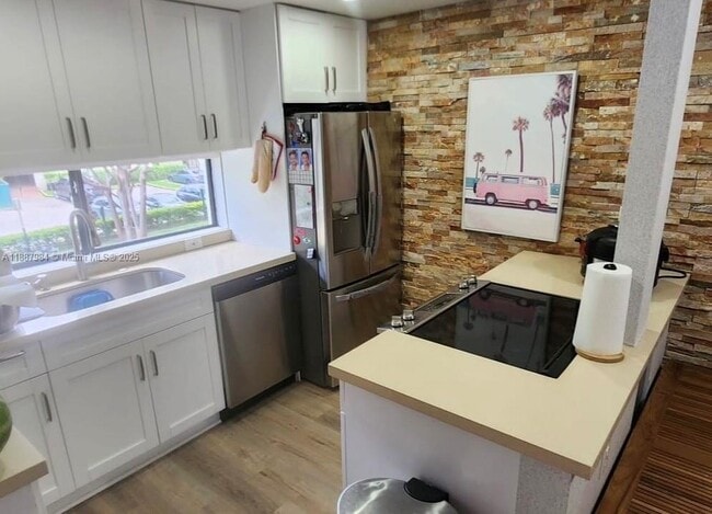 Building Photo - 17021 N Bay Rd Unit 219