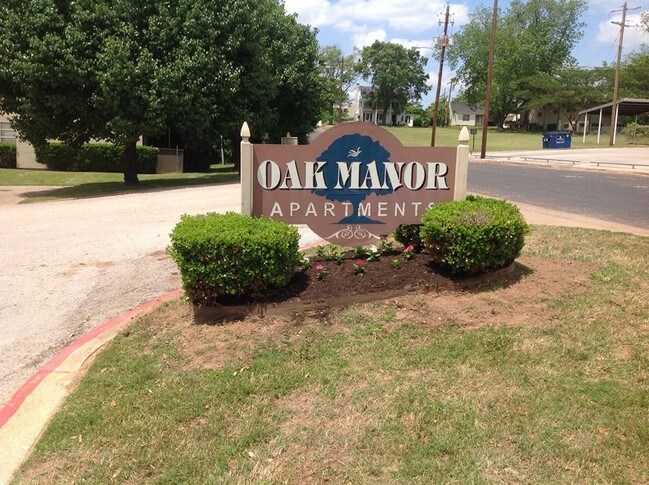 Oak Manor Apartments - Oak Manor Apartments