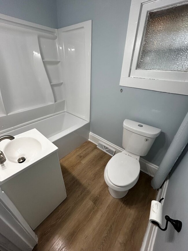 Photo - CUTE 2 BEDROOM HOUSE WITH LARGE BACKYARD IN HAMILTON!