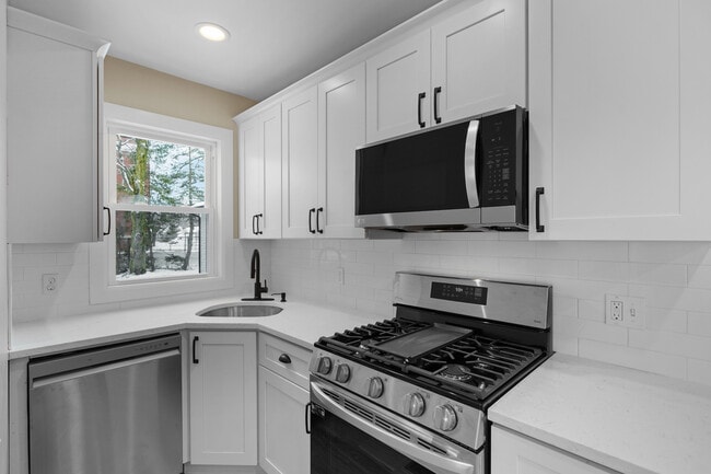 1st floor Kitchen - 670 Killingly St Unidad 1st Floor