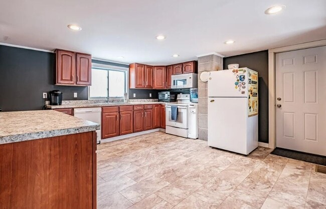 Photo - 131 W Bethel Rd