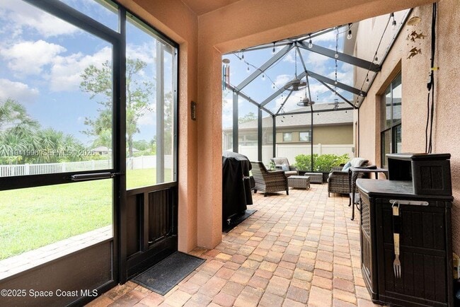 Photo - 904 Old Country Rd S E