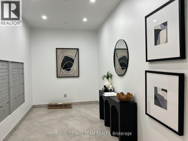 Photo - 360 Deschâtelets Ave. Unité 303