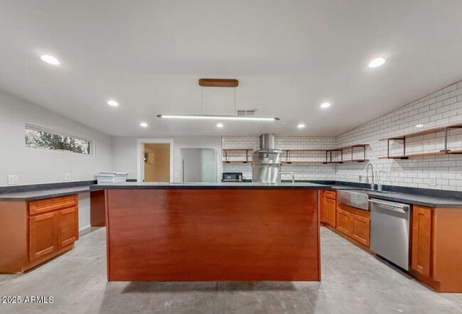 Building Photo - 1612 E Gaylon Dr