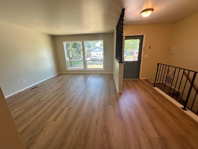 Building Photo - HUGE end-unit townhouse