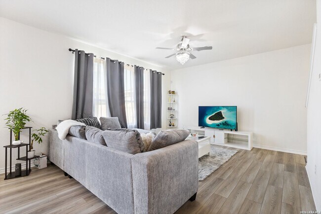 Photo - Charming Home Awaits: Spacious & Modern Living in a Prime Location