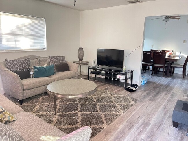 Building Photo - 1091 SW 32nd Ct Unit E-W Rental