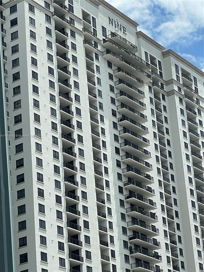 Building Photo - 999 SW 1st Ave Unit 2715 Rental