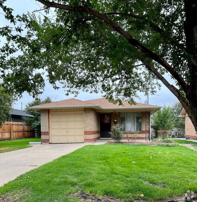 Building Photo - 3 Bedroom Home Walking distance to Sloan L...