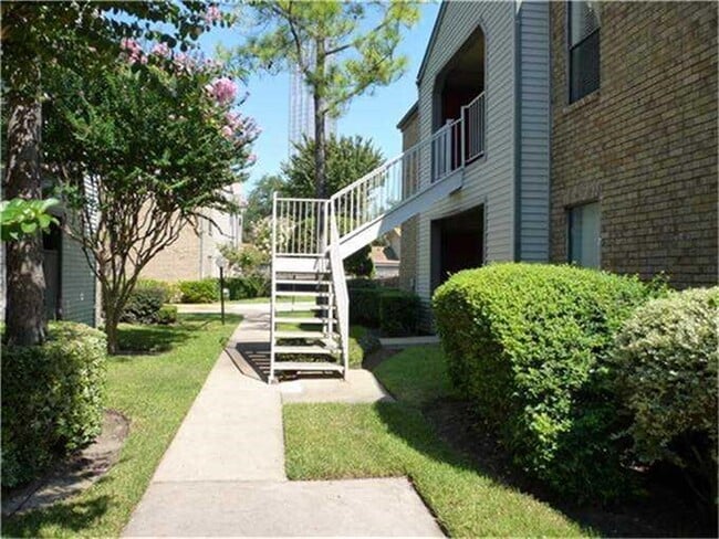 Building Photo - 2025 Augusta Dr Unit 203