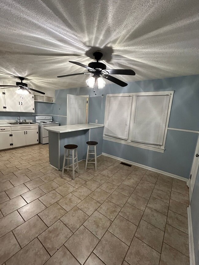 Photo - 1115 Sangster Rd