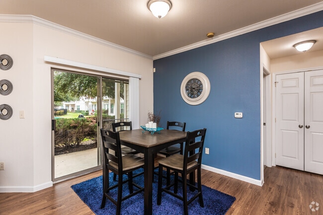 2BR, 2BA - 1076SF