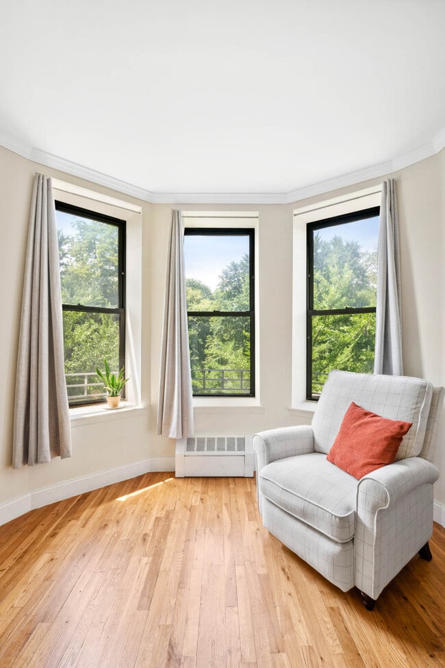 Photo - 137 W 110th St