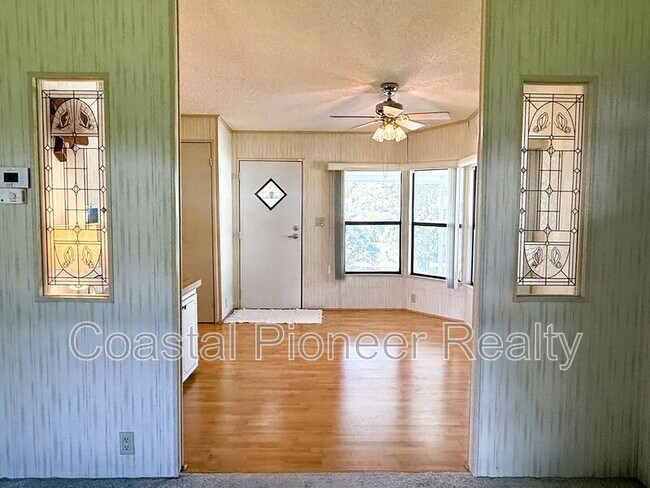 Photo - 4550 Charter St